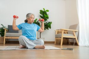 Woman doing no-impact and non-weight bearing osteopoorosis exercise