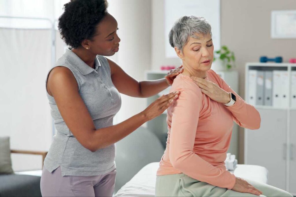 woman with frozen shoulder getting help from physical therapist